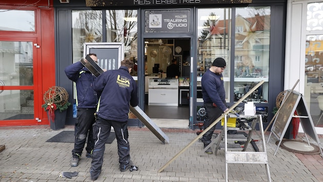 Wenige Stunden nach dem Einbruch im November wurde auf Hochtouren an der Beseitigung der Schäden ...
