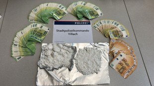 Die Beamten konnten weitere 110 Gramm Kokain, mehrere zehntausend Euro Bargeld, zwei ...