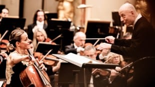 Cellistin Sol Gabetta und Dirigent Paavo Järvi spielten Schumann im Wiener Musikverein. 