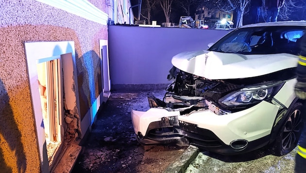 Hauswand und Auto werden zerstört.