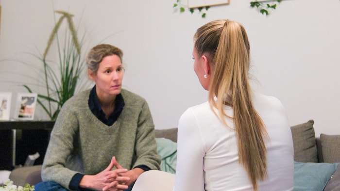 Die „Krone“ traf Astrid (re.) in ihrer Wohnung in Linz.