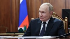 In einem vom Kreml veröffentlichten Video scheint Putin entspannt auf die Neuigkeiten über den ...