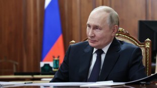 In einem vom Kreml veröffentlichten Video scheint Putin entspannt auf die Neuigkeiten über den ...