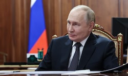 In einem vom Kreml veröffentlichten Video scheint Putin entspannt auf die Neuigkeiten über den ...