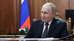 In einem vom Kreml veröffentlichten Video scheint Putin entspannt auf die Neuigkeiten über den ...