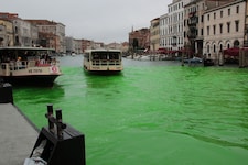 Venetiens Regionalpräsident  verurteilte die Aktion als „Angriff auf das kulturelle Erbe“.