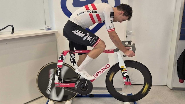 Wafler beim ersten Test des neuen Arbeitsgeräts.