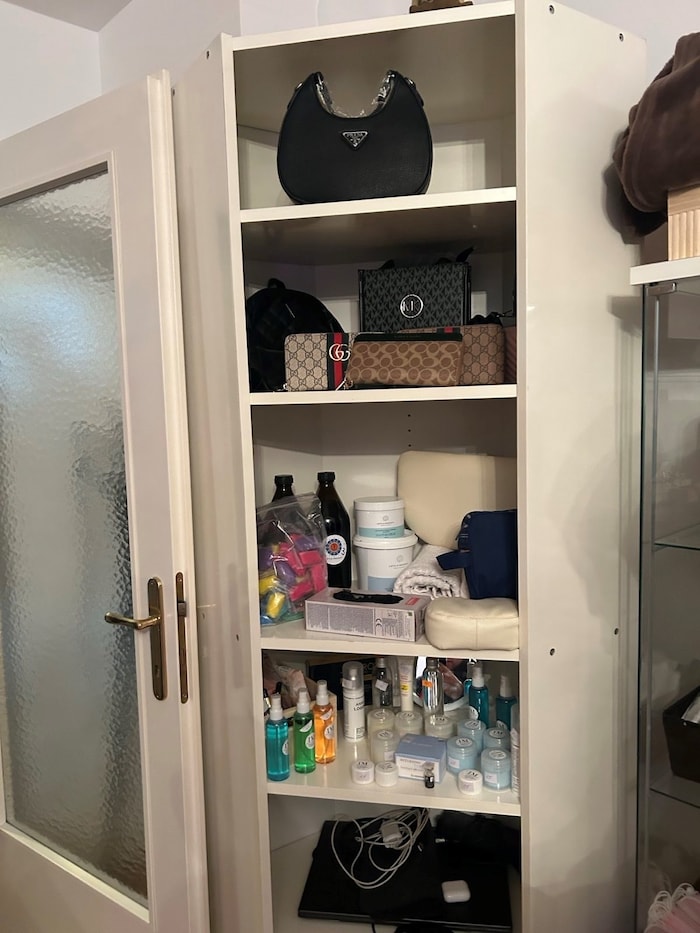 Zur illegalen Lippenaufspritzung gab es hier auch noch gleich Fake-Designertaschen zu erstehen.