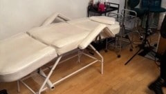 Unhygienisch und wenig einladend: Improvisierte Beauty-Praxis in einer Wohnung