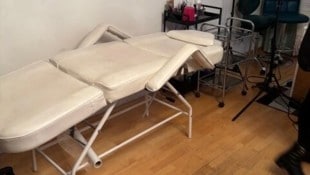 Unhygienisch und wenig einladend: Improvisierte Beauty-Praxis in einer Wohnung