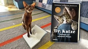 Therapiekater „Jonathan“ signiert leidenschaftlich gerne Bücher.
