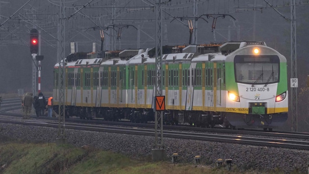 Spezialkräfte untersuchten den beschädigten Gleisabschnitt auf der Zugstrecke Deblin-Warschau.