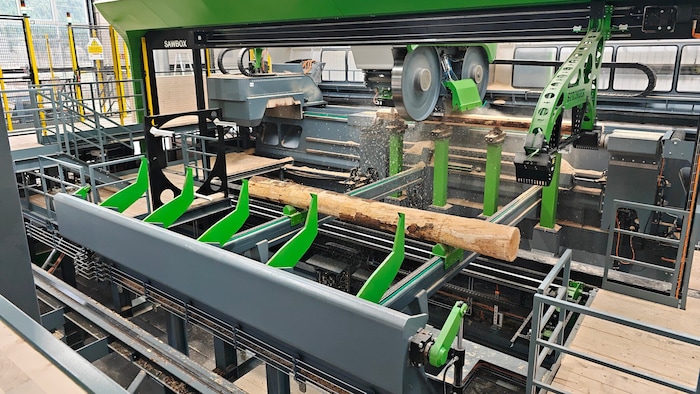 Nach dem Entrinden werden die Stämme automatisch vermessen, eine Software erstellt das optimale ...