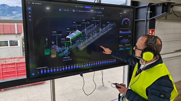 Manuel Seiß, der kaufmännische Leiter, führte durch die Anlage. Die Produktionsdaten werden ...