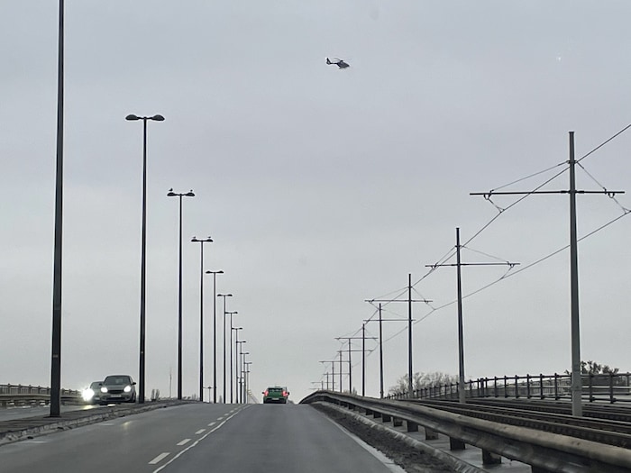 Aufnahmen zeigen einen Polizeihubschrauber über der Donauinsel kreisen.