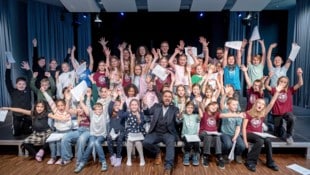 Probenbesuch in der Grillparzer Volksschule: Paolo Scariano gemeinsam mit den Vocal Kids