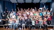 Probenbesuch in der Grillparzer Volksschule: Paolo Scariano gemeinsam mit den Vocal Kids