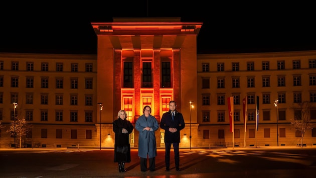 Landtagspräsidentin Sonja Ledl-Rossmann (Mitte) und die Vizepräsidenten Dominik Mainusch sowie ...