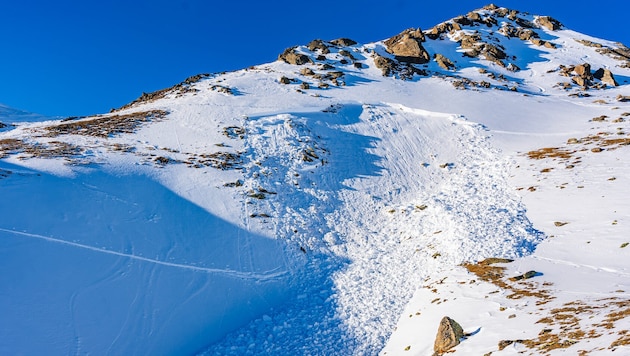 Nicht nur Lawinen, auch aus dem Schnee herausragende oder leicht verdeckte Steine bedeuten ...