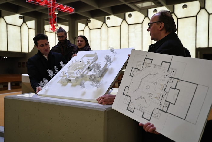 Bischof Glettler (re.) und Guntram Mattle (li.) stellten gemeinsam mit den Architekten das ...