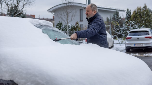 Ein seltenes Bild in Wien: Eis kratzen und das Auto vom Schnee befreien