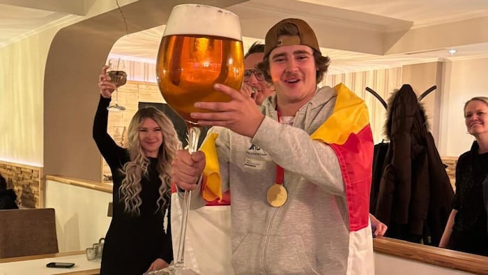 Natürlich wurde sein Sieg auch ordentlich gefeiert.