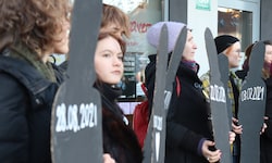 Das Frauenservice Graz gedenkt am 25. November (17 Uhr) beim Kunsthaus ermordeter Frauen. 