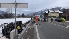 Bei dem Unfall kippte der Kastenwagen über die Leitschiene. 