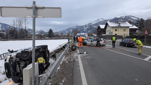 Bei dem Unfall kippte der Kastenwagen über die Leitschiene.