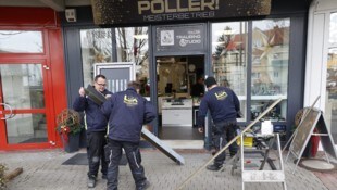Die Eingangstür zum Geschäft musste nach dem Einbruch rasch erneuert werden.