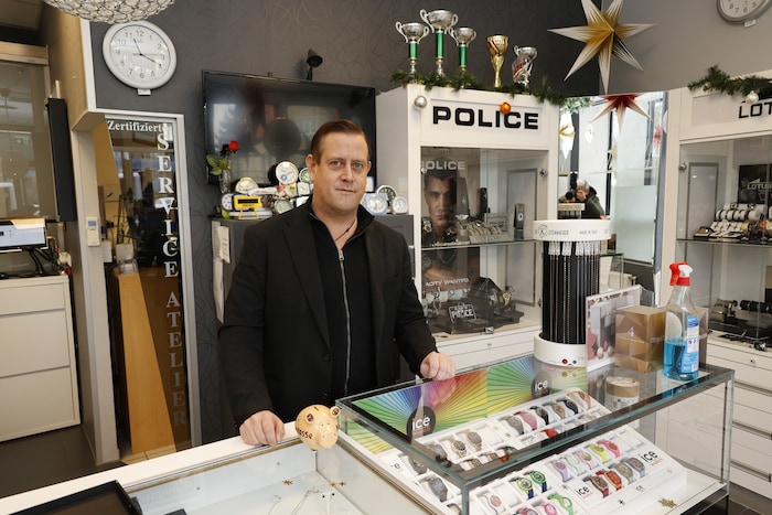 Juwelier Thomas Poller stand am Montag vor dem sprichwörtlichen Scherbenhaufen.
