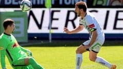 Vor seinem Wechsel nach Athen war Cican Stankovic (li.) Gegner im Bullen-Dress.