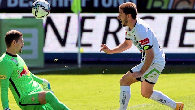 Vor seinem Wechsel nach Athen war Cican Stankovic (li.) Gegner im Bullen-Dress.