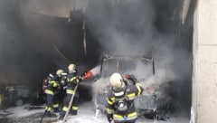107 Feuerwehrleute von mehreren Wehren rückten aus: Kameraden der FF Liesing, der FF St. ...