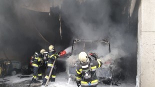 107 Feuerwehrleute von mehreren Wehren rückten aus: Kameraden der FF Liesing, der FF St. ...