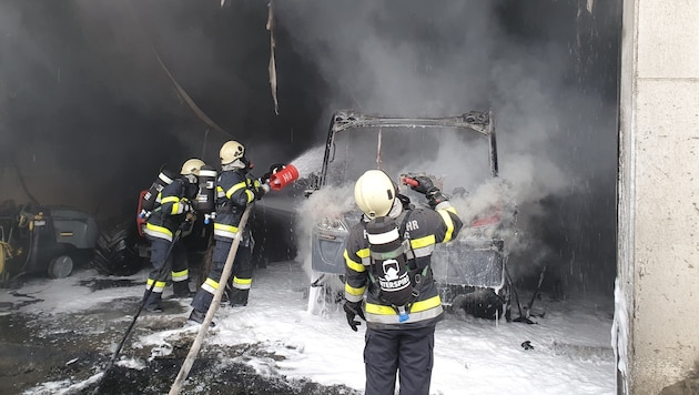 107 Feuerwehrleute von mehreren Wehren rückten aus: Kameraden der FF Liesing, der FF St. ...