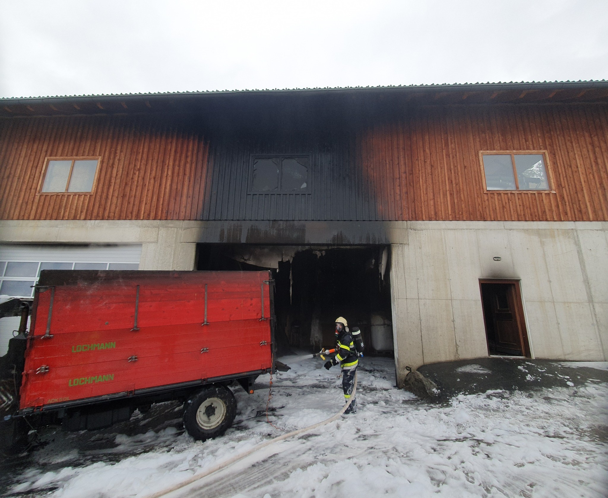 Neben dem Feuer hat auch die starke Rauch- und Rußentwicklung das Gebäude beschädigt.