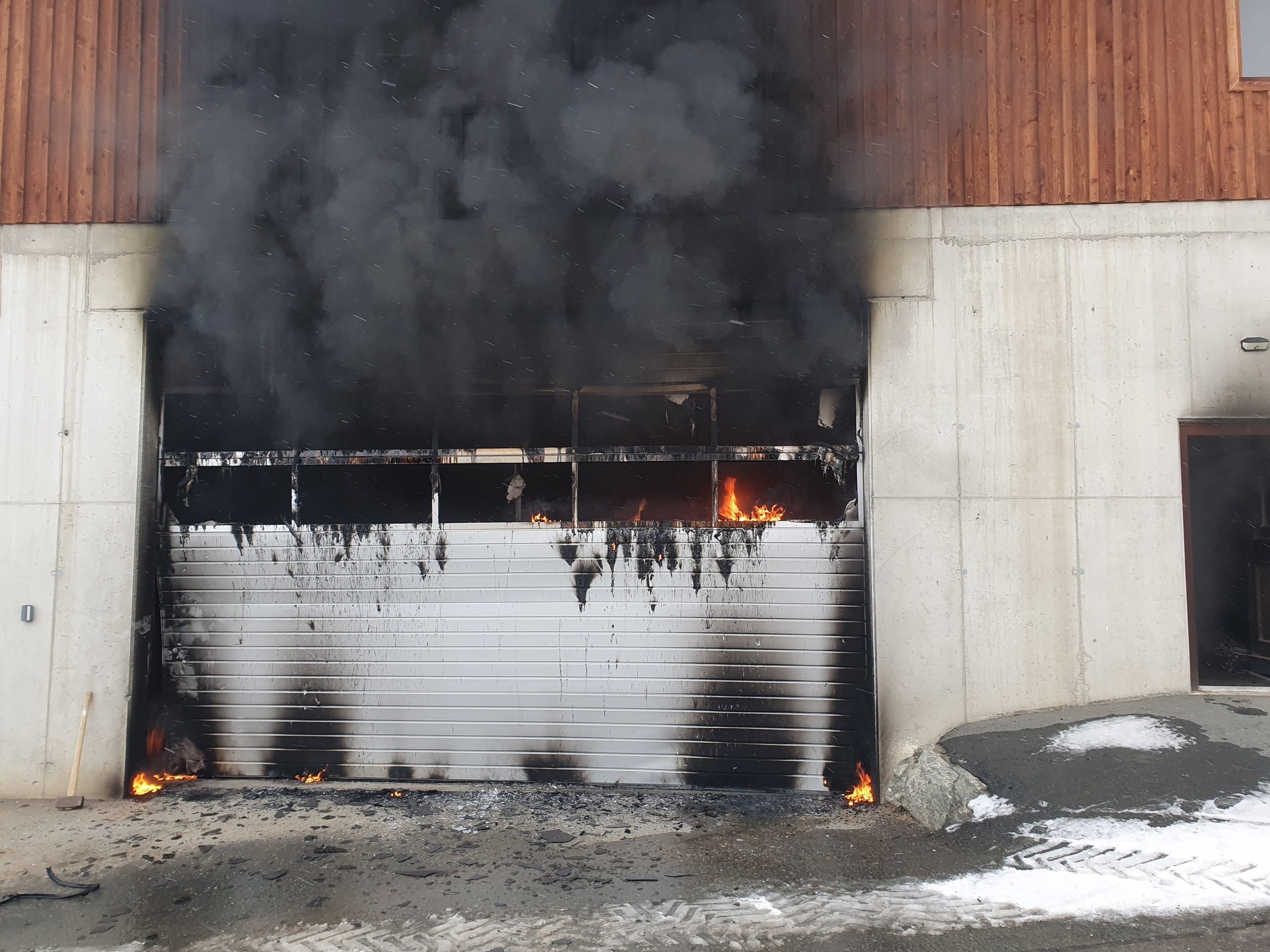 Das Garagentor ließ sich zunächst nicht öffnen.