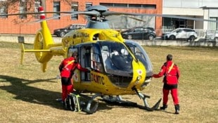 Die Retter aus der Luft brachten den Verletzten nach der Ersten Hilfe ins Krankenhaus.