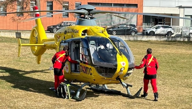 Die Retter aus der Luft brachten den Verletzten nach der Ersten Hilfe ins Krankenhaus.
