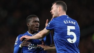 Idrissa Gueye (l.) ging auf seinen eigenen Teamkollegen los.