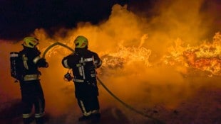 Die Strohballen brannten lichterloh. 