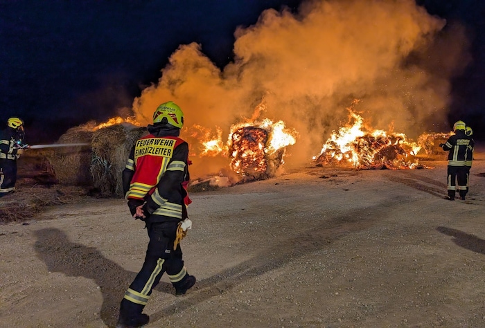 Die Wehren löschten, der Mitarbeiter der Windkraftfirma räumte die Ballen auseinander.