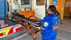 Nachdem sie sich bemerkbar gemacht hatte, wurde die ältere Frau vom Tempel ins Krankenhaus ...