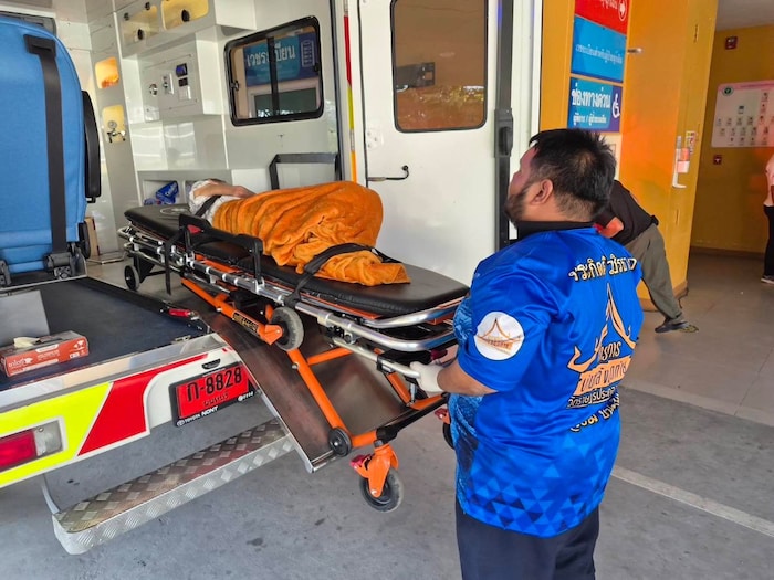 Nachdem sie sich bemerkbar gemacht hatte, wurde die ältere Frau vom Tempel ins Krankenhaus ...