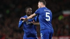 Idrissa Gueye (li.) verpasst Michael Keane eine Ohrfeige.