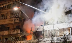 Feuerwehrleute löschen das Feuer, nachdem eine Drohne während eines nächtlichen Drohnenangriffs ...