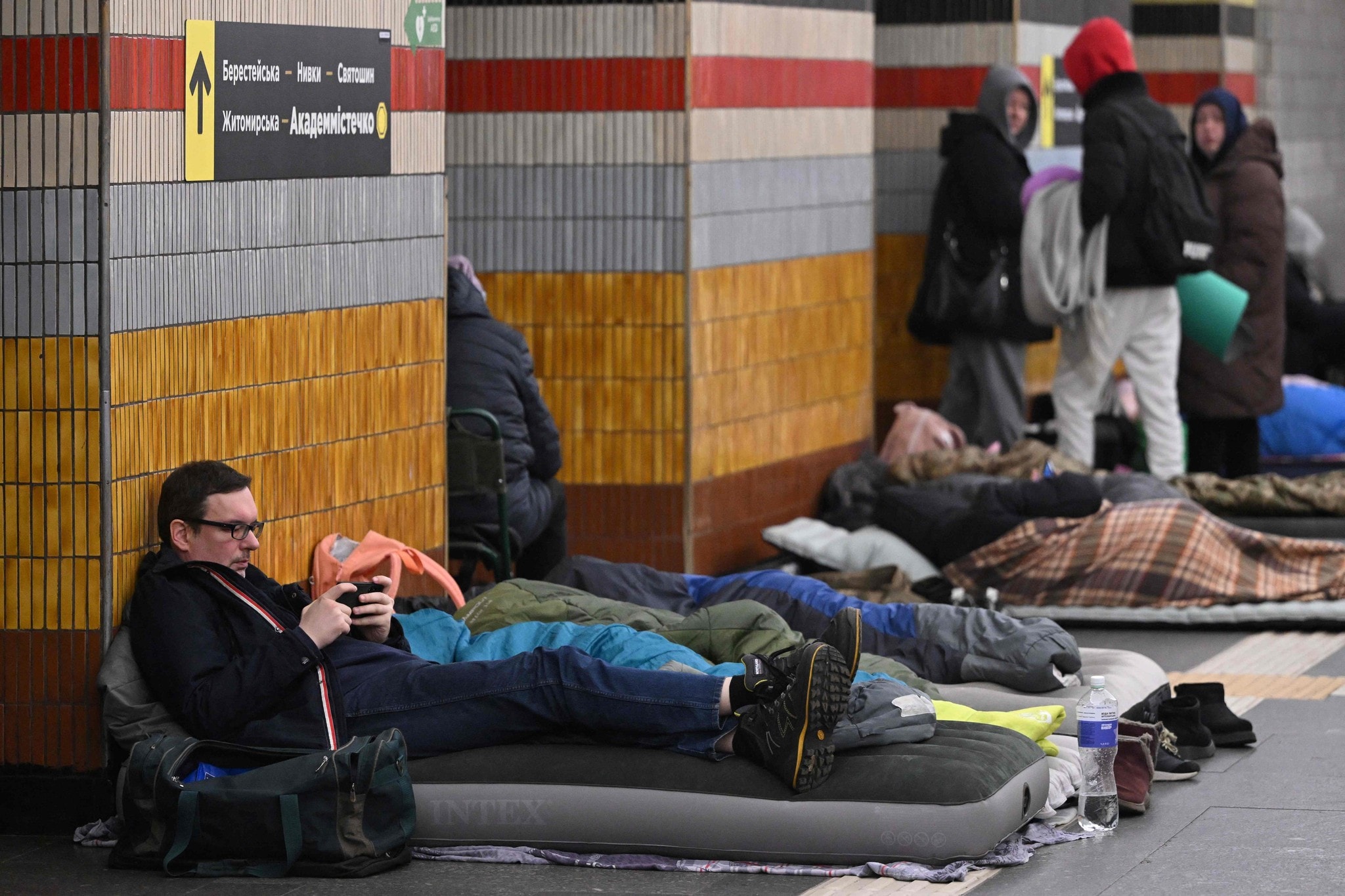 Feuerwehrleute löschen das Feuer, nachdem eine Drohne während eines nächtlichen Drohnenangriffs ...