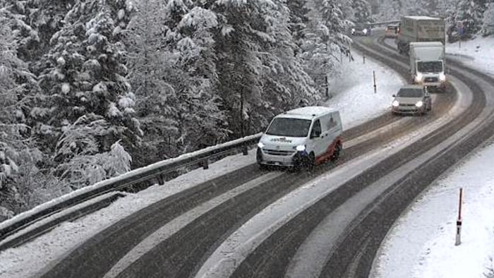 Auch am Fernpass gab es winterliche Bedingungen. Für Schwerfahrzeuge galt Kettenpflicht.