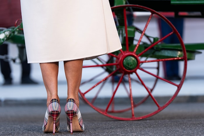 ...und High Heels mit weihnachtlichem Tartan-Muster in Rot-Weiß-Schwarz.
